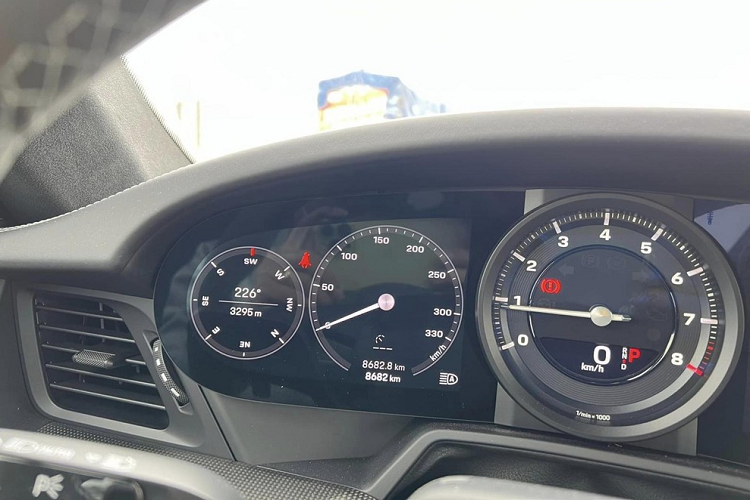 Hình ảnh cũng như video do chủ nhân chiếc xe thể thao giới hạn Porsche 911 Dakar 2023 phượt Trung Quốc cho thấy, anh đã trải qua nhiều cung đường khác nhau, từ đường đèo nguy hiểm với nhiều xe container di chuyển sát nhau, đến cao tốc, các khu dân cư đông đúc.