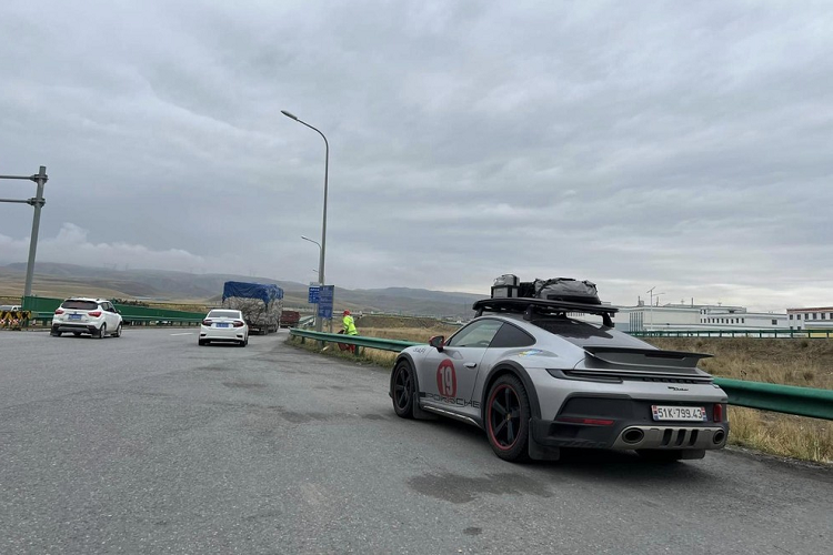 Chiếc xe thể thao giới hạn Porsche 911 Dakar 2023 của đại gia Hải Phòng đã lăn bánh được 8.682 km, số đồng hồ công tơ mét sẽ còn tăng thêm nhiều lần khi tay chơi này tiếp tục chặng đường chinh phục sa mạc Gobi.