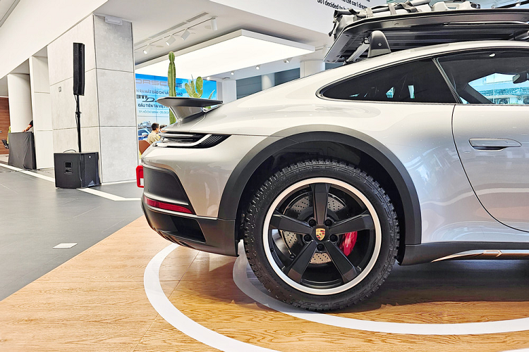 Porsche 911 Dakar 2023 có giá bán chính hãng được công bố là 15,29 tỷ đồng, nhưng chiếc xe đầu tiên có trang bị kha khá đồ chơi do chủ nhân yêu cầu lắp thêm, vì thế, giá xe đội lên hơn 16 tỷ đồng, lăn bánh gần 18 tỷ đồng.