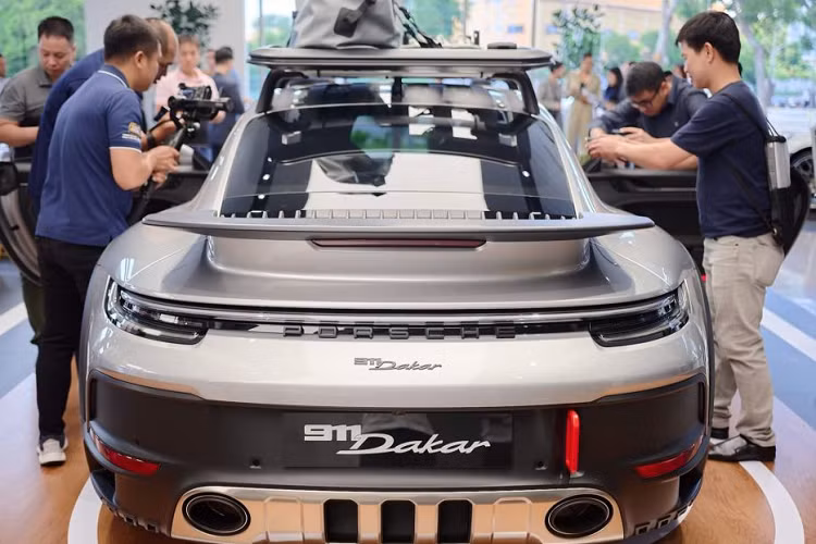 Điểm mạnh của Porsche 911 Dakar 2023 cũng chính là chìa khóa giúp doanh nhân Hải Phòng có thể dễ dàng lái xe từ Việt Nam đến sa mạc Gobi chính là việc khoảng sáng gầm cao hơn 50 mm so với xe tiêu chuẩn, ngoài ra, chiếc xe Porsche 911 Dakar còn có thể tăng thêm 30 mm nữa ở chế độ High Level.