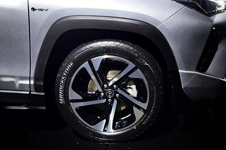 Như vậy, kích thước của Yaris Cross nhỏ hơn một chút so với Corolla Cross và ngang ngửa với các mẫu xe khác trong phân khúc SUV-B như Hyundai Creta, Kia Seltos hay Honda HR-V.