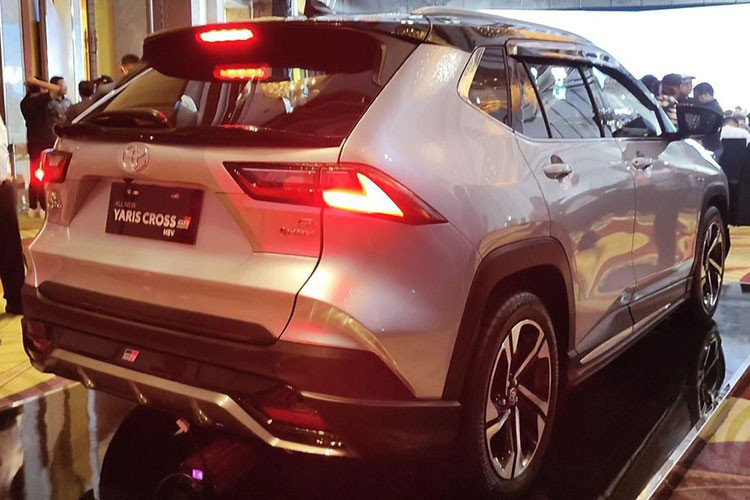 Mẫu xe crossover Toyota Yaris Cross 2023 là dòng xe gầm cao đô thị cỡ nhỏ hoàn toàn mới, ra mắt vào hồi giữa tháng trước tại thị trường Indonesia. Xe có các số đo dài x rộng x cao lần lượt là 4.310 x 1.770 x 1.615 mm, đi kèm chiều dài cơ sở 2.620 mm.