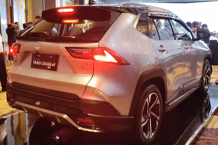 Mẫu xe crossover Toyota Yaris Cross 2023 là dòng xe gầm cao đô thị cỡ nhỏ hoàn toàn mới, ra mắt vào hồi giữa tháng trước tại thị trường Indonesia. Xe có các số đo dài x rộng x cao lần lượt là 4.310 x 1.770 x 1.615 mm, đi kèm chiều dài cơ sở 2.620 mm.