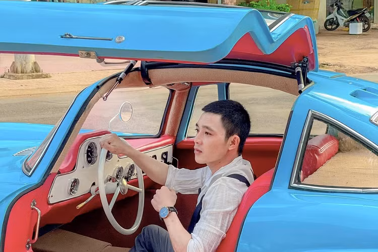 Không quá lời khi có thể xem đây là xe Mercedes-Benz 300 SL Gullwing hiếm hoi trên thế giới có động cơ bằng điện, theo chủ nhân của mẫu xe tự chế, khi sạc đầy pin, chiếc xe Mercedes-Benz 300 SL Gullwing của anh có thể chạy được quãng đường dài 40-50 km.