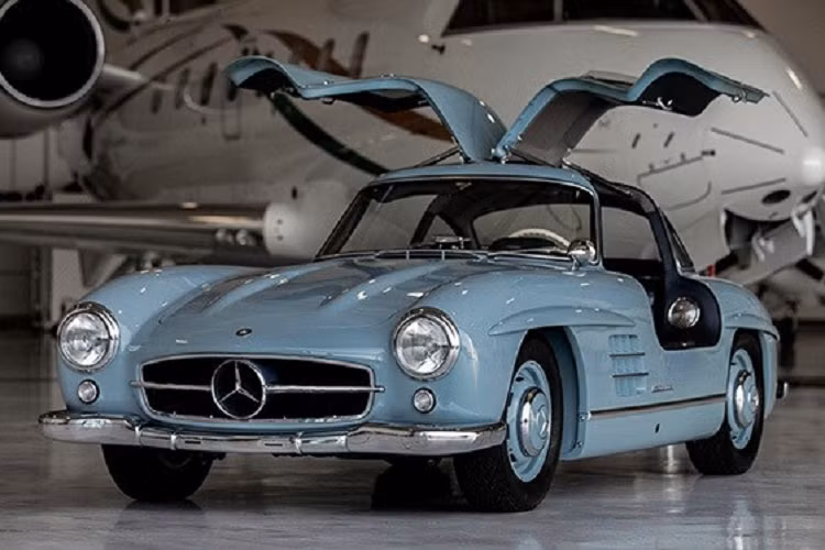 Về chiếc Mercedes-Benz 300 SL Gullwing nguyên bản, xe được trang bị động cơ 3.0 lít I6 nạp khí tự nhiên, sản sinh 222 mã lực, cùng với hệ thống phun xăng sản xuất hàng loạt đầu tiên trên thế giới. Hệ thống truyền động này kết hợp với hộp số sàn 4 cấp.