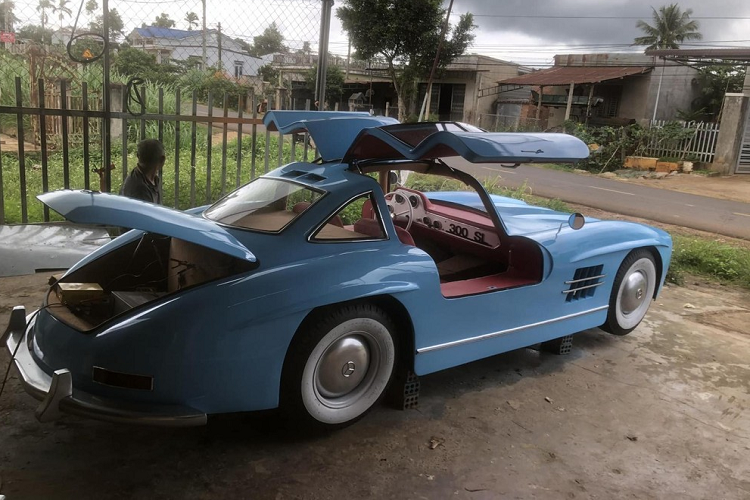 Với dự án độ chế Mercedes-Benz 300 SL Gullwing rất đẹp mắt, 9X đến từ Đắk Lắk đã mất nhiều thời gian để uốn tay thủ công, điểm hấp dẫn là xe tự chế khá đẹp, ngay cả bộ cửa cánh chim huyền thoại của dòng xe Mercedes-Benz 300 SL Gullwing cũng xuất hiện.