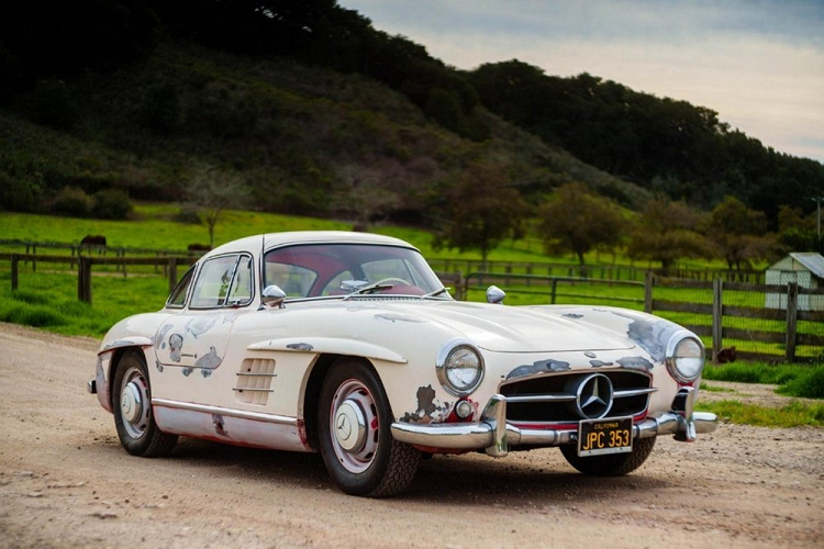 Với mức giá cao ngất ngưởng, Mercedes-Benz 300 SL Gullwing hiện vẫn là chiếc siêu xe quá tầm với các đại gia Việt, còn với chàng trai 9X Huỳnh Kim Đại, anh lại đang sở hữu 1 chiếc, dù chỉ là hàng chế, nhưng độ công phu và giống với hàng thật phải trên 80%.