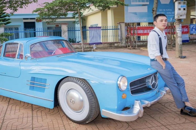 Đây là sự án độ chế xe Mercedes-Benz 300 SL Gullwing thứ 2 tại Việt Nam nhưng độ kỳ công, giống với hàng thật cao hơn, lần trước, chỉ là 1 bản Mercedes-Benz 300 SL Gullwing làm từ gỗ.