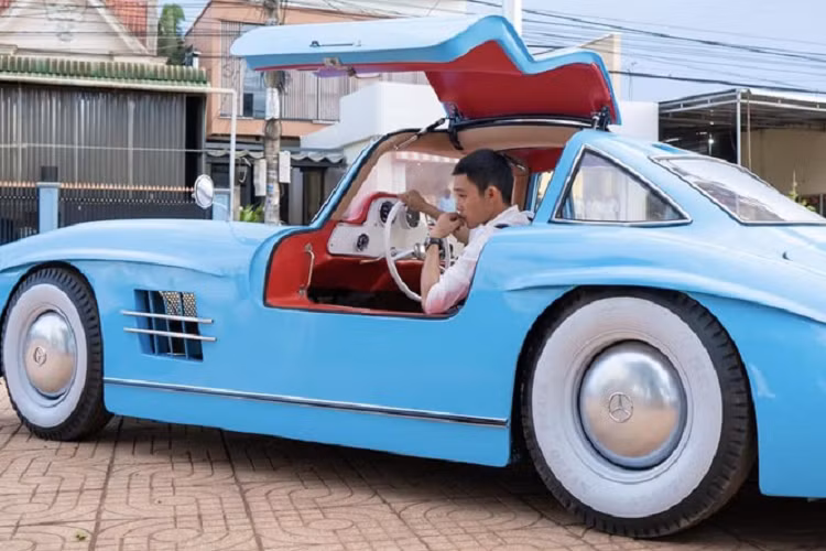 Sau đó, 9X đã sơn cho xe màu xanh nước biển rất đẹp, phối cùng các chi tiết mạ crôm, bộ mâm đa chấu rất ấn tượng và nội thất bọc da màu đỏ hết sức nổi bật. Được biết, Huỳnh Kim Đại mất 213 ngày để lên ý tưởng và độ chế thành phẩm là siêu xe cổ Mercedes-Benz 300 SL Gullwing, có nhiều chi tiết mất thời gian khá lâu như phần khung, vô-lăng tự tay uốn...