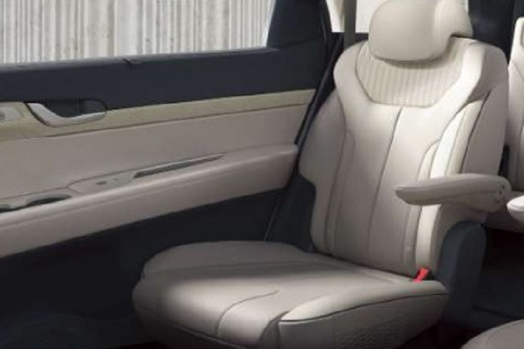 Về trang bị an toàn, xe được trang bị hệ thống Hyundai SmartSense ADAS, bao gồm các tính năng như: hỗ trợ tránh va chạm phía trước đi kèm khả năng phát hiện phương tiện, người đi bộ, người đi xe đạp và cả khi qua ngã tư, hỗ trợ giữ làn đường