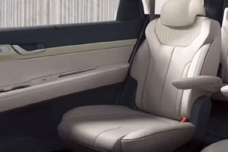 Về trang bị an toàn, xe được trang bị hệ thống Hyundai SmartSense ADAS, bao gồm các tính năng như: hỗ trợ tránh va chạm phía trước đi kèm khả năng phát hiện phương tiện, người đi bộ, người đi xe đạp và cả khi qua ngã tư, hỗ trợ giữ làn đường