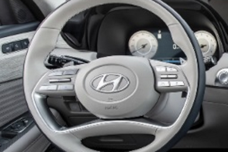 Hyundai Palisade 2023 được trang bị hệ thống sưởi và thông gió với khả năng điều chỉnh 12 hướng và bộ nhớ dành cho ghế lái, ghế hành khách phía trước cũng có thể chỉnh điện 8 hướng. Về hệ thống truyền động, Hyundai Palisade 2023 vẫn xoay quanh động cơ V6 3.8L 291 mã lực/355 Nm, hộp số tự động 8 cấp và hệ dẫn động cầu trước mặc định, 2 cầu cao cấp.