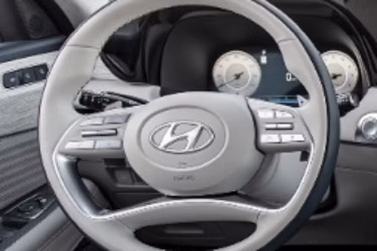 Hyundai Palisade 2023 được trang bị hệ thống sưởi và thông gió với khả năng điều chỉnh 12 hướng và bộ nhớ dành cho ghế lái, ghế hành khách phía trước cũng có thể chỉnh điện 8 hướng. Về hệ thống truyền động, Hyundai Palisade 2023 vẫn xoay quanh động cơ V6 3.8L 291 mã lực/355 Nm, hộp số tự động 8 cấp và hệ dẫn động cầu trước mặc định, 2 cầu cao cấp.