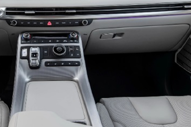 Thiết kế tổng thể ngoại thất Hyundai Palisade 2023 bản nâng cấp trông thời thượng và cuốn hút hơn. Dù không được để lộ phần nội thất xe, nhưng theo công bố của hãng, chiếc Hyundai Palisade 2023 facelift này vẫn được giữ nguyên cách bài trí như bản tiền nhiệm, có chăng chỉ tinh chỉnh lại một số chi tiết.