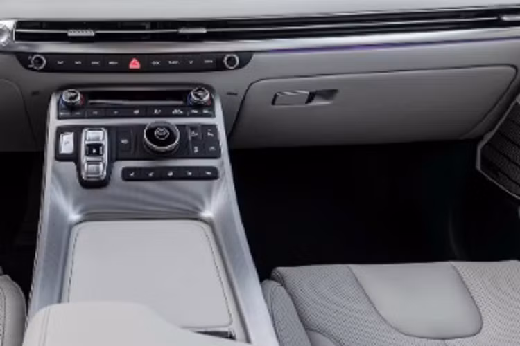 Thiết kế tổng thể ngoại thất Hyundai Palisade 2023 bản nâng cấp trông thời thượng và cuốn hút hơn. Dù không được để lộ phần nội thất xe, nhưng theo công bố của hãng, chiếc Hyundai Palisade 2023 facelift này vẫn được giữ nguyên cách bài trí như bản tiền nhiệm, có chăng chỉ tinh chỉnh lại một số chi tiết.