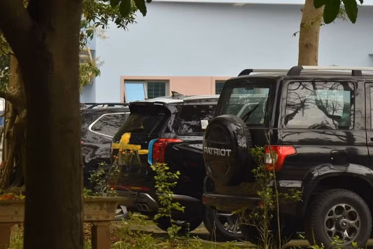 Về mặt thiết kế, mẫu xe SUV Hyundai Palisade 2023 nhận được một loạt cập nhật nhằm làm nổi bật ngôn ngữ thiết kế "Parametric Jewel" mới. Xe sở hữu lưới tản nhiệt đứng cao, thẳng, vuông vắn hơn. Lưới tản nhiệt này được tích hợp với dải đèn chạy ban ngày đặt dọc và đèn báo LED được thiết kế lại. Đèn pha LED hiện cũng nằm trong cụm đèn DRL.