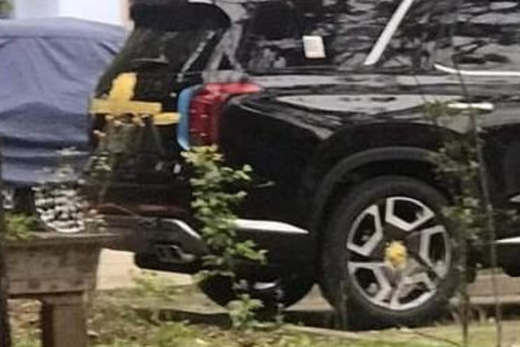 Bên cạnh đó, xe còn được trang bị cửa sổ trời kép, với cửa sổ ở phía trước cabin có khả năng nghiêng và trượt mở, rèm che nắng chỉnh tay cho hàng ghế thứ hai, màn hình cụm công cụ đa thông tin 7 inch, hệ thống thông tin giải trí màn hình cảm ứng 8 inch, 6 loa, khởi động không cần chìa khóa, hệ thống định vị đầu.