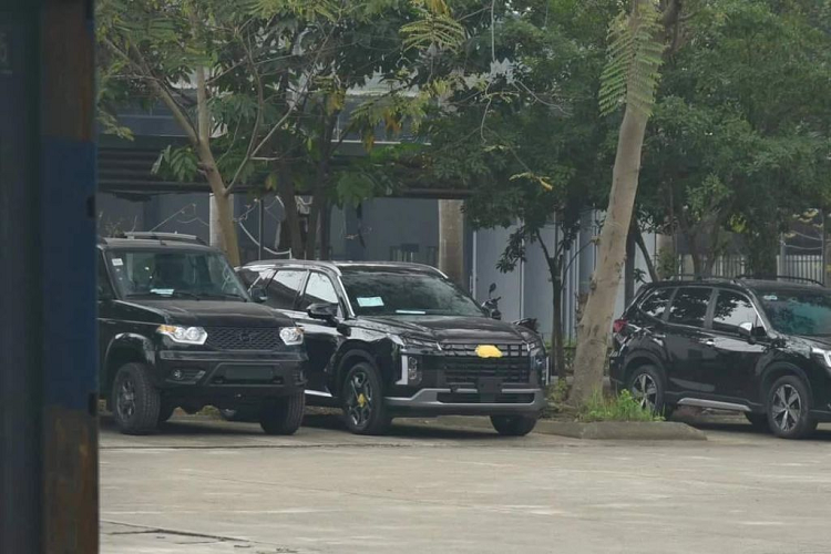 Mặc dù toàn bộ logo và tên xe đều được che rất kĩ nhưng chiếc Hyundai Palisade 2023 mới vẫn dễ dàng được nhận ra nhờ thiết kế đặc trưng, không thể lẫn với mẫu xe nào khác. Hiện tại, phía TC Motor vẫn chưa có bất cứ thông tin gì về việc sẽ phân phối chiếc SUV cỡ lớn này.