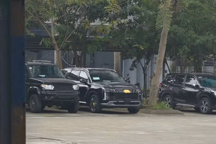 Mặc dù toàn bộ logo và tên xe đều được che rất kĩ nhưng chiếc Hyundai Palisade 2023 mới vẫn dễ dàng được nhận ra nhờ thiết kế đặc trưng, không thể lẫn với mẫu xe nào khác. Hiện tại, phía TC Motor vẫn chưa có bất cứ thông tin gì về việc sẽ phân phối chiếc SUV cỡ lớn này.