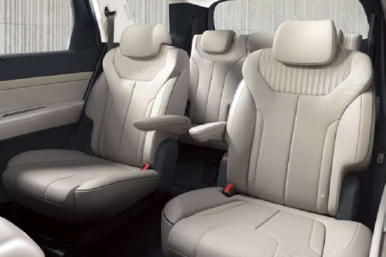 Phần sau xe có cụm đèn hậu dường như vẫn giữ nguyên, nhưng đèn phản quang được thiết kế kéo dài, ôm lấy toàn bộ đuôi xe. Cản sau cũng được tinh chỉnh lại kết hợp với tấm chống trượt trông hầm hố hơn và chụp ống xả hình vuông thay thế hình thang ở đời cũ. Ngoài ra, ở phiên bản nâng cấp này, Hyundai Palisade 2023 còn được trang bị bộ mâm 5 chấu kép 2 tông màu, kích thước 20 inch.