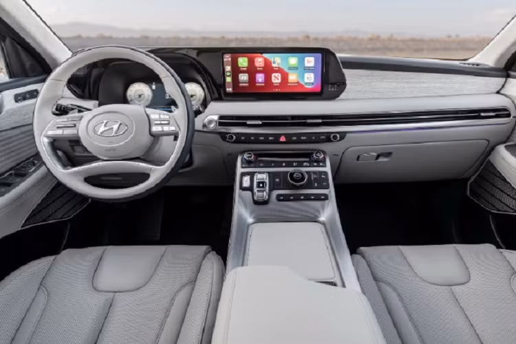 Trước đây, từng có trường hợp TC Motor phủ nhận việc phân phối nhưng những chiếc Palisade bản cũ vẫn được bán ra thị trường. Là chiếc SUV đầu bảng của Hyundai, Palisade 2023 vẫn giữ lại dáng vẻ đồ sộ hầm hố vốn có. Xe sở hữu số đo 3 vòng dài x rộng x cao lần lượt là 4.995 x 1.975 x 1.750 (mm). Chiều dài cơ sở 2.900 mm.