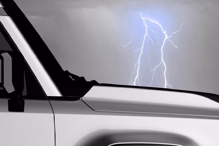 Tùy chọn động cơ thứ hai có thể là máy xăng 4 xi-lanh, tăng áp, dung tích 2.4L, dùng chung với Lexus NX, Lexus RX và Toyota Tacoma thế hệ mới. Động cơ này dự kiến sẽ có sự hỗ trợ của mô-tơ điện, tạo thành hệ truyền động hybrid.