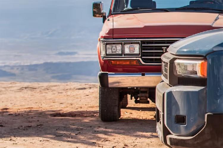 Đằng sau xe, Toyota Land Cruiser Prado 2024 được trang bị cụm đèn hậu nằm dọc mới. Tương tự đèn pha, cụm đèn hậu này cũng được thiết kế với cảm hứng từ đàn anh Toyota Land Cruiser J60. 