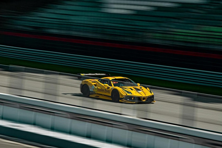 Cả 2 xe đều sử dụng động cơ V8, dung tích 3.9 lít, sản sinh ra công suất tối đa 670 CV, mô men xoắn cực đại 760 Nm. 