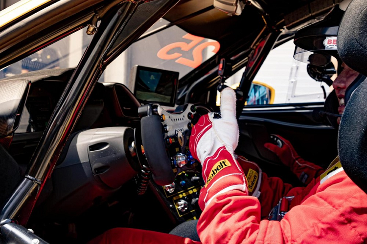 Tay lái xe thiết kế hoàn toàn khác biệt so với xe đường phố, màn hình chuyên dụng, để người lái có thể nắm bắt chính xác đường chạy.