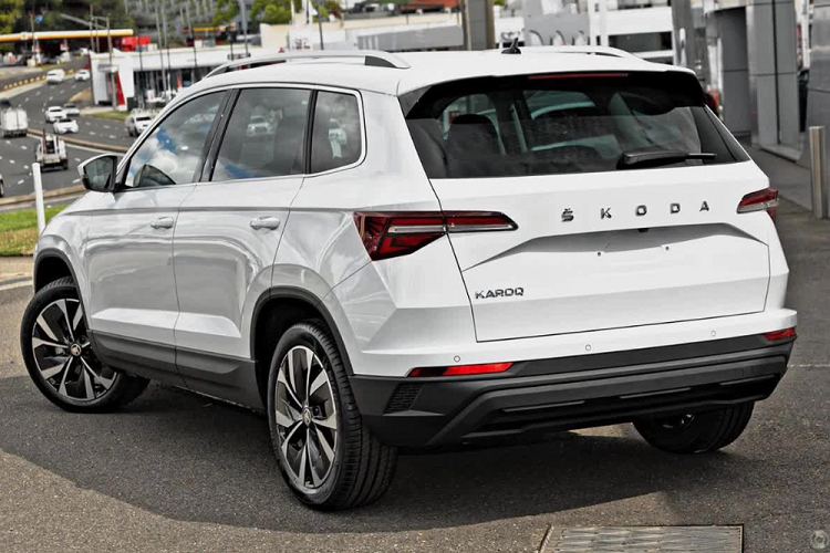 Được áp dụng ngôn ngữ thiết kế đặc trưng của thương hiệu Skoda, Karoq mang trên mình ngoại hình khá nam tính, vuông thành sắc cạnh thay vì bo tròn. Lưới tản nhiệt đa giác với mắt lưới nằm dọc, sơn màu đen bóng, và viền bao quanh mạ crôm. Kết hợp với đó là hệ thống đèn pha LED 2 tầng. Mâm xe kích thước 17 -19 inch tùy phiên bản.