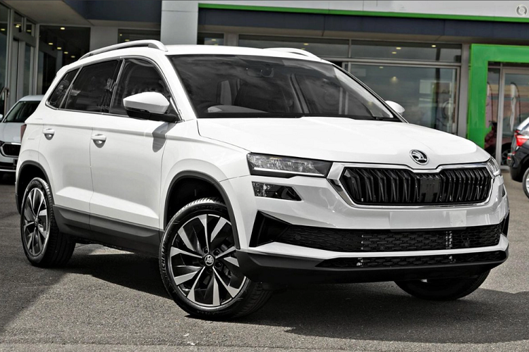 Mới đây, Skoda Karoq 2023 mới đã bị bắt gặp tại trung tâm kiểm định khí thải ở Hà Nội. Nhiều khả năng đây là một trong những mẫu xe được thương hiệu ô tô đến từ CH Séc giới thiệu tại nước ta vào tháng 4 này. Trước đó, Skoda và TC Motor cho biết sẽ mở bán 4 mẫu xe tại Việt Nam trong năm nay, bao gồm Kodiaq, Superb và Octavia và cả Karoq.