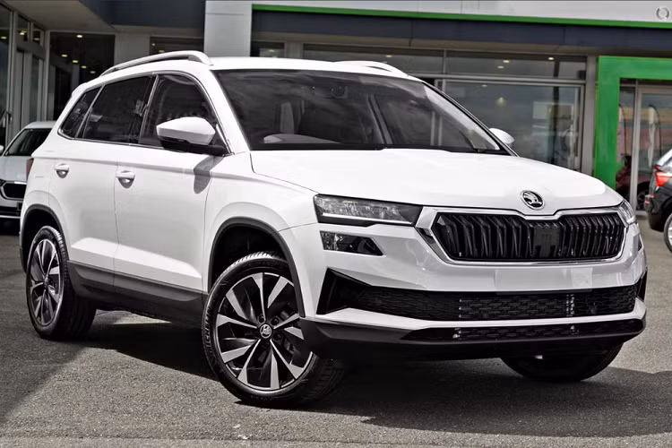 Mới đây, Skoda Karoq 2023 mới đã bị bắt gặp tại trung tâm kiểm định khí thải ở Hà Nội. Nhiều khả năng đây là một trong những mẫu xe được thương hiệu ô tô đến từ CH Séc giới thiệu tại nước ta vào tháng 4 này. Trước đó, Skoda và TC Motor cho biết sẽ mở bán 4 mẫu xe tại Việt Nam trong năm nay, bao gồm Kodiaq, Superb và Octavia và cả Karoq.