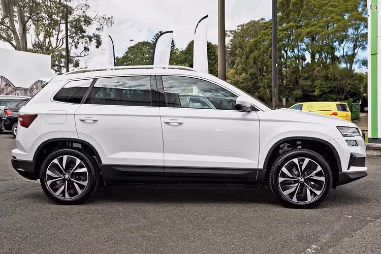 Một số trang bị đáng chú ý khác trên mẫu xe SUV đô thị Skoda Karoq tại Việt Nam bao gồm đèn viền nội thất, Android Auto/Apple CarPlay không dây, trợ lý ảo Laura và cập nhật phần mềm qua WiFi.