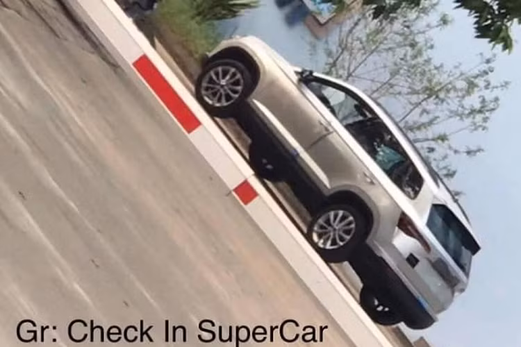 Skoda Karoq tại Việt Nam thuộc phân khúc SUV cỡ C với chiều dài 4.382 mm, chiều rộng 1.841 mm, chiều cao 1.603 - 1.614 mm và chiều dài cơ sở 2.638 mm. So với các mẫu SUV-C khác như Hyundai Tucson hay Mazda CX-5, Karoq có kích thước nhỏ hơn khá nhiều và chỉ ngang ngửa với mẫu xe thuộc nhóm B+/C- là Toyota Corolla Cross.