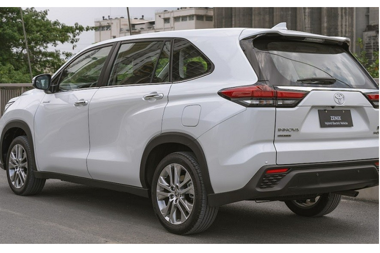 Trong khi đó, ở Ấn Độ, xe có tên riêng là Toyota Innova Hycross. Qua hình ảnh do Toyota Việt Nam tung ra, có thể thấy Innova Cross sở hữu ngoại hình giống hệt xe đang bán ở những thị trường khác. Xe cũng có lưới tản nhiệt cỡ lớn, cụm đèn pha LED nhỏ gọn, dải đèn LED định vị ban ngày kiêm đèn báo rẽ nằm thấp bên dưới và vành hợp kim 18 inch.