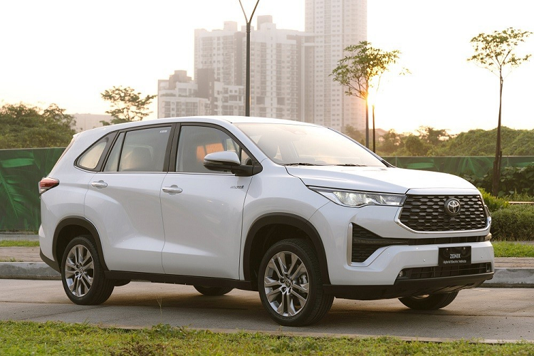 Đúng như tin đồn từ trước đó, Toyota Innova 2024 mới sẽ được bán ở Việt Nam dưới tên riêng là Innova Cross. Sở dĩ hãng chọn cái tên này là bởi Toyota Innova thế hệ mới sở hữu phong cách thiết kế như xe SUV. Ngoài ra, đây còn là cách giúp người dùng phân biệt giữa xe thế hệ mới và cũ.