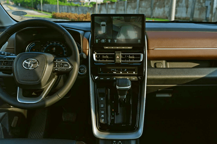 Nguyên nhân là bởi Toyota Innova thế hệ cũ dự kiến sẽ tiếp tục được bán song song trên thị trường nhằm phục vụ đối tượng khách hàng kinh doanh dịch vụ. Như vậy, Toyota Innova thế hệ mới tại Việt Nam sử dụng tên gọi hoàn toàn khác so với xe ở những thị trường còn lại. Tại các thị trường Đông Nam Á khác, xe được gọi là Toyota Innova Zenix.