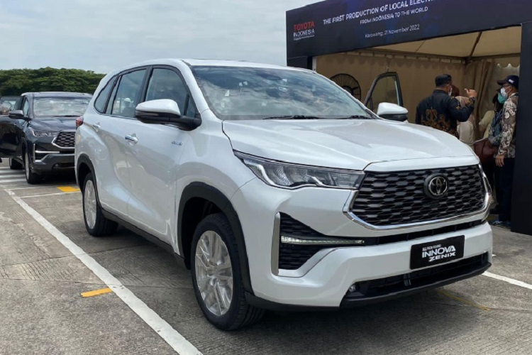 Theo tiết lộ của Toyota Việt Nam, Innova Cross sẽ được trang bị khoang nội thất với không gian mở. Bên cạnh đó là ghế bọc da, điều hòa tự động, phanh tay điện tử và cốp đóng/mở điện. Ngoài ra, hãng còn xác nhận việc Toyota Innova Cross 2024 tại Việt Nam sẽ có phiên bản hybrid. 