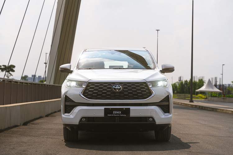 Theo đó, xe sẽ có hệ thống cảnh báo áp suất lốp, cảnh báo điểm mù (BSM), cảnh báo phương tiện cắt ngang phía sau (RCTA), camera 360 độ và gói công nghệ an toàn chủ động Toyota Safety Sense (TSS).