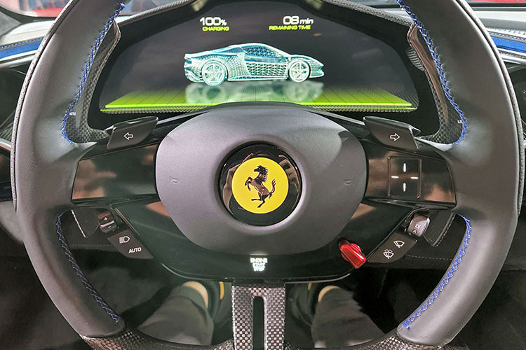 Thông số của mô-men xoắn cực đại do động cơ đốt trong và điện mang đến cho 296 GTB lần lượt là 425 Nm và 315 Nm. Hệ truyền động plug-in hybrid sẽ mang đến cho siêu xe Ferrari 296 GTB đầu tiên bàn giao cho khách hàng tại Việt Nam sẽ là 818 mã lực và mô-men xoắn cực đại là 740 Nm.