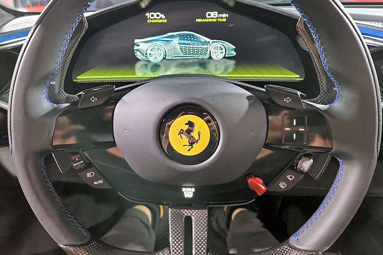 Thông số của mô-men xoắn cực đại do động cơ đốt trong và điện mang đến cho 296 GTB lần lượt là 425 Nm và 315 Nm. Hệ truyền động plug-in hybrid sẽ mang đến cho siêu xe Ferrari 296 GTB đầu tiên bàn giao cho khách hàng tại Việt Nam sẽ là 818 mã lực và mô-men xoắn cực đại là 740 Nm.