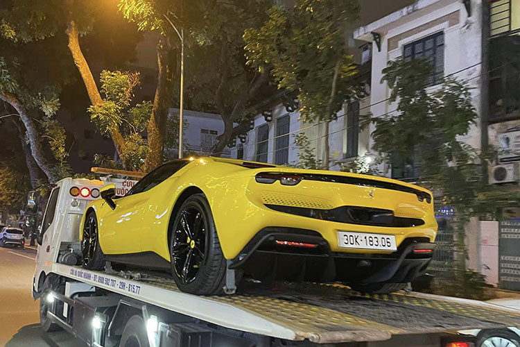 Chiếc Ferrari 296 GTB đầu tiên về Việt Nam này có ngoại thất sơn màu vàng khá hiếu chiến, đi kèm đó còn có nhiều chi tiết sơn đen và bạc, xe thuộc bản tiêu chuẩn. 296 GTB cũng là chiếc siêu xe Ferrari thứ 3 tại Việt Nam sở hữu hệ truyền động hybrid, cụ thể hơn là plug-in hybrid, 2 xe trước đó là Ferrari SF90 Stradale và Ferrari SF90 Spider.