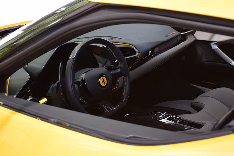 Điểm thú vị của siêu xe Ferrari 296 GTB sẽ đến từ hệ truyền động plug-in hybrid với động cơ xăng V6, dung tích 2.9 lít, tăng áp, đây cũng là đánh dấu việc khối động cơ V6 quay trở lại sau 5 thập kỷ vắng bóng, động cơ đốt trong sản sinh công suất tối đa 654 mã lực và động cơ điện mang đến thêm công suất tối đa 164 mã lực.