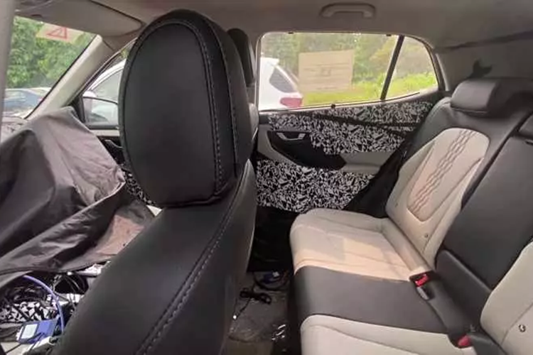 Bên cạnh đó là dải đèn LED định vị ban ngày mới, có vẻ sẽ kéo dài xuống cản trước giống Hyundai Palisade.Ngoài ra, Hyundai Creta 2024 còn được trang bị cụm đèn pha nằm dọc tách rời với dải đèn LED định vị ban ngày. Bên trong đèn pha là những bóng LED hình vuông như viên đá mới. Nằm giữa cụm đèn pha là lưới tản nhiệt nâng cấp với mắt lưới hình học mạ crôm.