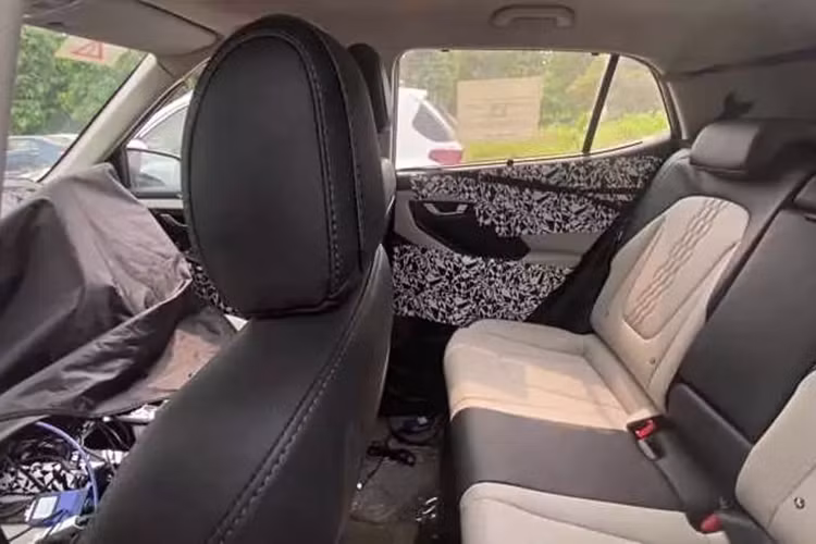 Bên cạnh đó là dải đèn LED định vị ban ngày mới, có vẻ sẽ kéo dài xuống cản trước giống Hyundai Palisade.Ngoài ra, Hyundai Creta 2024 còn được trang bị cụm đèn pha nằm dọc tách rời với dải đèn LED định vị ban ngày. Bên trong đèn pha là những bóng LED hình vuông như viên đá mới. Nằm giữa cụm đèn pha là lưới tản nhiệt nâng cấp với mắt lưới hình học mạ crôm.