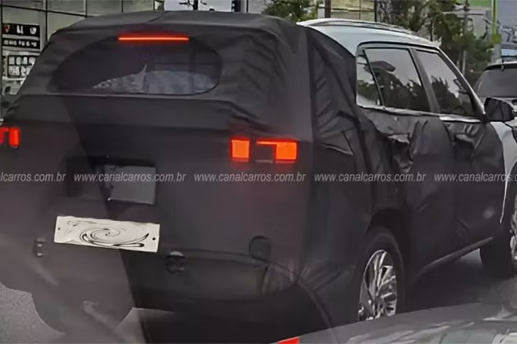 Không có gì ngạc nhiên khi khu vực bên sườn của Hyundai Creta 2024 giữ nguyên như cũ, trừ vành la-zăng. Xe chạy thử trên đường phố được trang bị vành la-zăng 18 inch lớn hơn trước, tăng tính thẩm mỹ cho mẫu SUV cỡ B này. Trong khi đó, đèn hậu LED của xe được thiết kế hình chữ nhật, gợi liên tưởng đến Hyundai Venue.