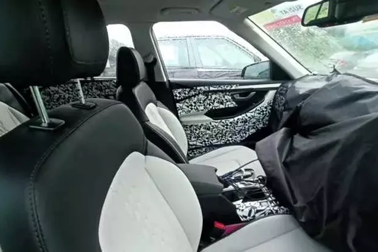 Tuy nhiên, Creta 2024 tại Ấn Độ vẫn sẽ được áp dụng ngôn ngữ thiết kế chung của hãng Hyundai nhằm tạo sự tương đồng với những mẫu xe cùng thương hiệu như Tucson và Palisade. Cụ thể hơn, Hyundai Creta 2024 dành cho Ấn Độ sẽ được bổ sung cản trước/cản sau mới và cửa cốp cải tiến.