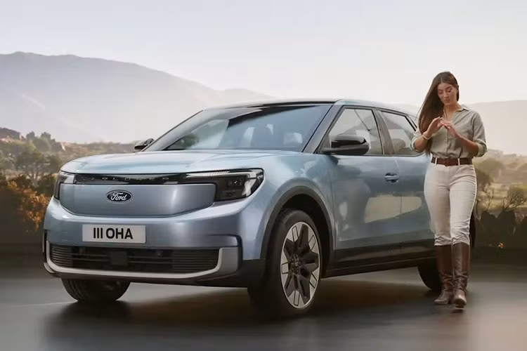 Ford dự kiến sẽ sản xuất 1,2 triệu xe điện sử dụng nền tảng của Volkswagen trong vòng 6 năm, bắt đầu từ năm 2023 - gấp đôi kế hoạch sản xuất trước đó. Ford cho biết Explorer EV sẽ được cung cấp với hai phiên bản: Explorer và Explorer Premium, với giá khởi điểm dưới 45.000 Euro (khoảng 1,13 tỷ đồng) khi bắt đầu được bán ra vào cuối năm nay.