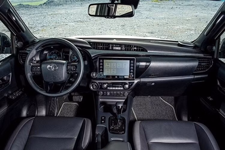 Nếu muốn sở hữu màu trắng ngọc trai, người dùng sẽ phải chi thêm 8 triệu đồng. Tất cả các phiên bản động cơ của Hilux mới đều được tinh chỉnh lại nhằm đáp ứng tiêu chuẩn khí thải Euro 5.