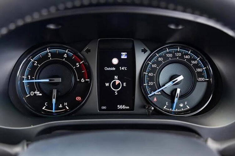 Mẫu xe bán tải Toyota Hilux 2023 sử dụng hộp số tự động 6 cấp. Về trang bị an toàn, mặc dù phiên bản 4x2 AT của Hilux không được trang bị gói Toyota Safety Sense, nhưng xe vẫn có nhiều tính năng an toàn nổi bật như: cân bằng điện tử, kiểm soát lực kéo, hỗ trợ khởi hành ngang dốc...